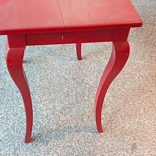 Roter rechteckiger holztisch - rechteckiger,