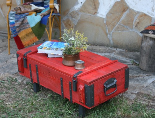 Couchtisch von rot truhe - truhe, kiste